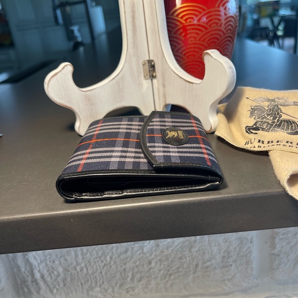 Excellent condition Burberry unisex Bifold Wallet. - Picture 7 of 11